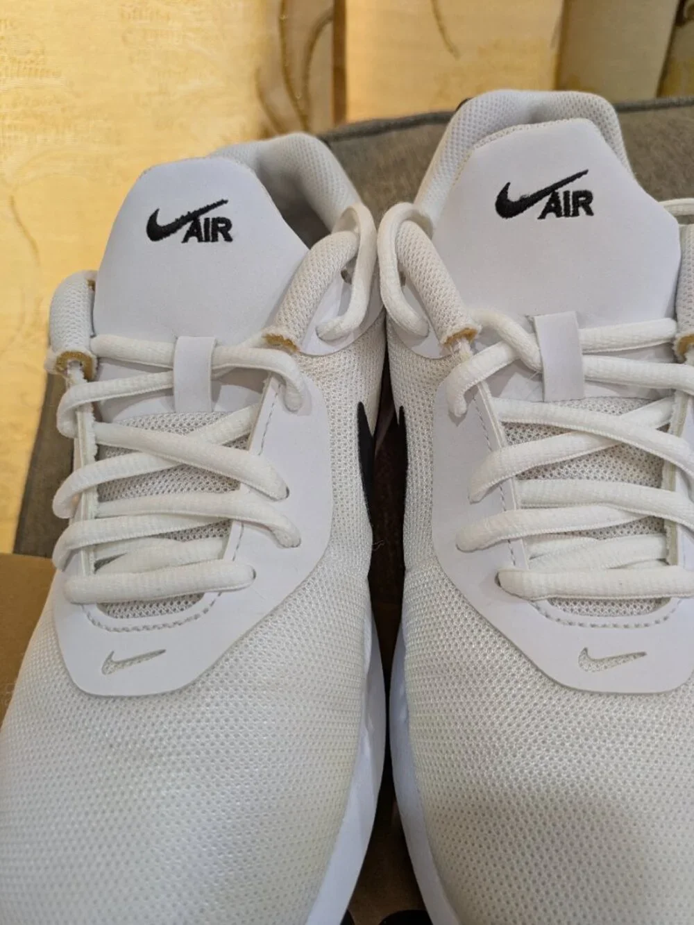 Size 8.5 - Nike Air Max Oketo White Black W Great Condition